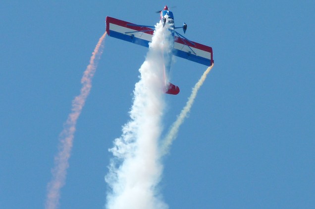 O avião, que só comporta o piloto, sem passageiros, fez manobras com fumaça nas cores da bandeira dos Estados Unidos 