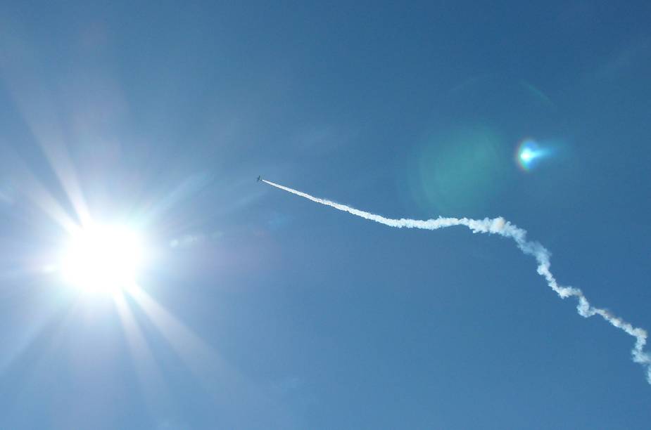 Para o alto e avante: durante o show,era impossível despregar os olhos do céu, por mais brilhante que fosse o sol do meio-dia