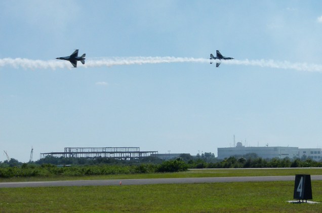 As manobras radicais dos caças F-16 são feitas a centenas de metros de altura, e também a poucos metros do chão