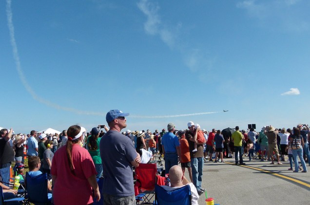 Multidão presencia as manobras dos pilotos do esquadrão Thunderbirds no domingo, 5 de outubro