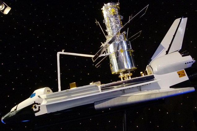 Logo depois de assistir ao filme "Hubble", o visitante é levado à uma área que detalha informações sobre os feitos do telescópio em órbita da Terra desde 1990. Na foto, uma réplica do Hubble, acoplado ao ônibus espacial Atlantis