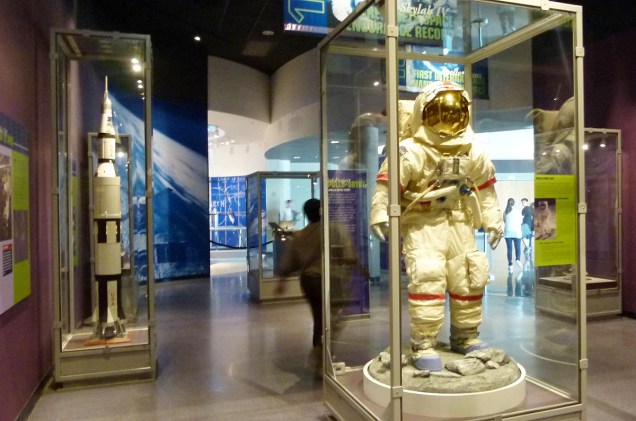 Roupas usadas por astronautas em missões espaciais e objetos que viajaram para o espaço ganham posições de destaque no prédio Astronaut Encounter - onde é possível almoçar com um astronauta (é preciso reservar e pagar à parte)