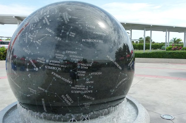 Na Constellation Sphere Plaza, uma esfera de granito de nove toneladas reproduz a abóbada celeste e gira livremente sobre uma fonte de água