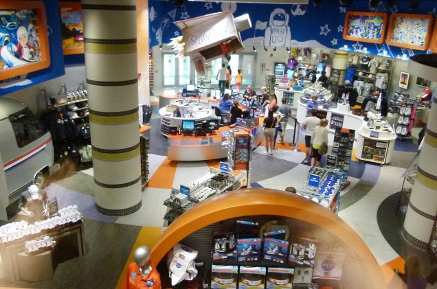 De comidas a roupas, a lojinha do complexo do ônibus espacial Atlantis é repleta de itens usados por astronautas no espaço