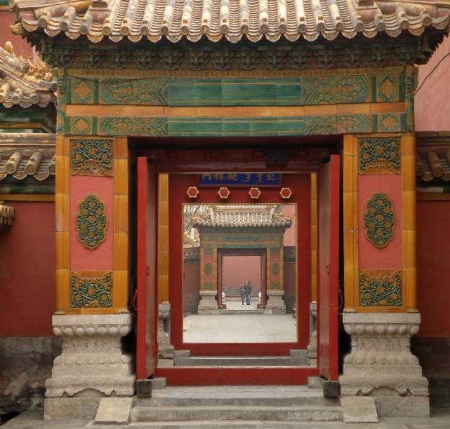 A <a href="https://viajeaqui.abril.com.br/estabelecimentos/china-pequim-beijing-atracao-cidade-proibida" rel="Cidade Proibida" target="_blank">Cidade Proibida</a> é uma das melhores atrações não só de <a href="https://viajeaqui.abril.com.br/cidades/china-pequim-beijing" rel="Pequim" target="_blank">Pequim</a>, mas de toda a <a href="https://viajeaqui.abril.com.br/paises/china" rel="China" target="_blank">China</a>, com edifícios importantes, como o Hall da Suprema Harmonia, museus e inúmeras portas que escondem pátios e jardins ricamente decorados que um dia serviram a grande corte imperial