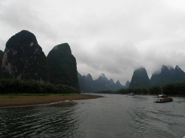 O clássico passeio pelo rio Lijiang, entre as cidades de Guilin e Yangshuo, ambas na província de Guangxi, é um dos pontos altos de um passeio pelo sul da China. No entanto, não fique preso aos barcos e aventure-se entre as montanhas sobre uma bicicleta ou mesmo a pé O clássico passeio pelo rio Lijiang, entre as cidades de Guilin e Yangshuo, ambas na província de Guangxi, é um dos pontos altos de um passeio pelo sul da China. No entanto, não fique preso aos barcos e aventure-se entre as montanhas sobre uma bicicleta ou mesmo a pé