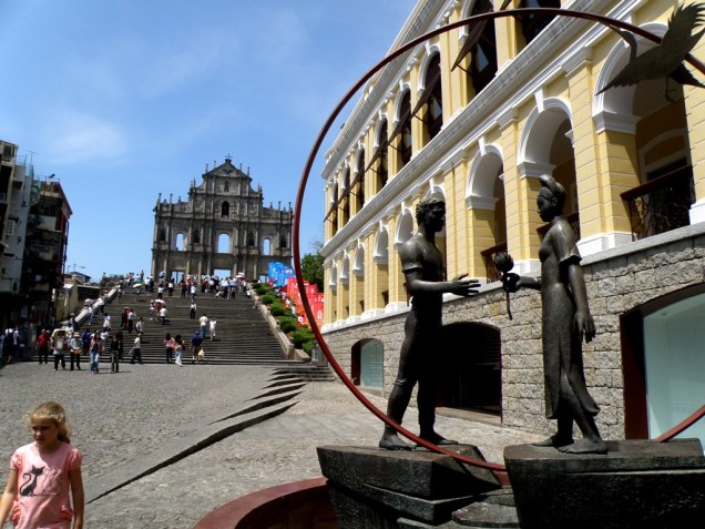 Por quase cinco séculos Macau viveu sob domínio português, legando à cidade uma arquitetura única como a retratada aqui, junto às ruínas de São Paulo, com sua imponente fachada barroca