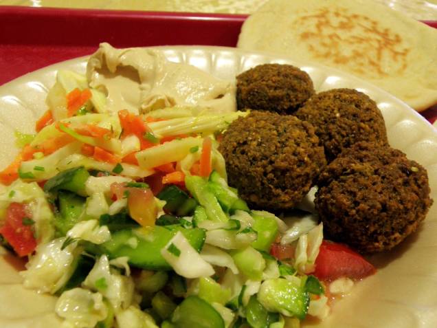 Os pratos israelenses, nutritivos e saborosos, se assemelham muito ao da gastronomia árabe. Na foto, falafel, saladas e homus.