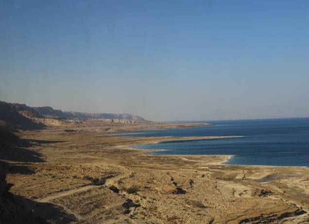 Vista do Mar Morto, do lado israelense. Esse lago é tão salgado e sua água tão densa que os banhistas não conseguem afundar