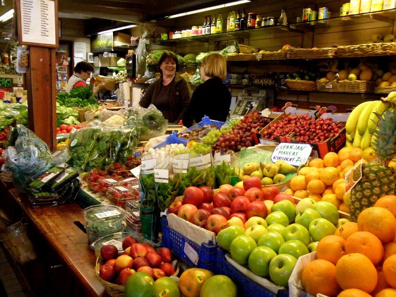 Nos frios dias de inverno (e de primavera e outono, também), o melhor local de Helsinque para ver um pouco de cor é no mercado coberto Kauppahalli. Frutas e verduras, pães e comidinhas tentadores aquecerão seu espírito