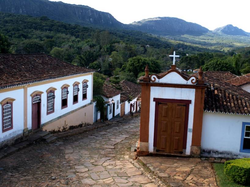 Ao longo das encantadoras ruas de pedra de Tiradentes encontram-se pequenas capelas que simbolizam os passos da Paixão de Cristo. Ao fundo, a serra de São José