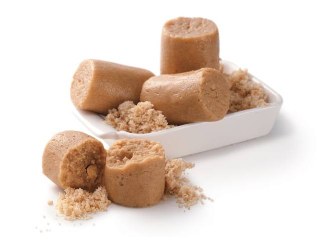 <strong>Paçoca</strong><br /> Do tupi <em>“po-çoc”,</em> que significa esmigalhar, o doce é típico do estado de <a href="https://viajeaqui.abril.com.br/estados/br-sao-paulo" rel="São Paulo" target="_self">São Paulo</a>, mais precisamente da cozinha caipira do Vale do Paraíba. Amendoim, farinha de mandioca e açúcar socados no pilão formam um clássico das festas juninas que derrete na boca <strong>Paçoca</strong><br /> Do tupi <em>“po-çoc”,</em> que significa esmigalhar, o doce é típico do estado de <a href="https://viajeaqui.abril.com.br/estados/br-sao-paulo" rel="São Paulo" target="_self">São Paulo</a>, mais precisamente da cozinha caipira do Vale do Paraíba. Amendoim, farinha de mandioca e açúcar socados no pilão formam um clássico das festas juninas que derrete na boca