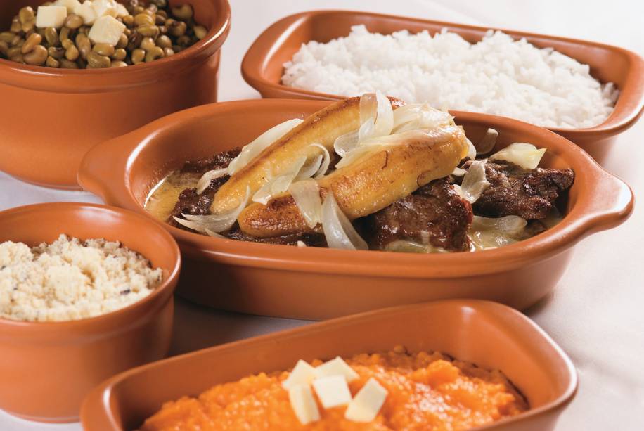 Carne de Sol feita na nata, prato servido no restaurante <a href="https://viajeaqui.abril.com.br/estabelecimentos/br-rn-natal-restaurante-pacoca-de-pilao" rel="Paçoca de Pilão">Paçoca de Pilão</a>, em Natal, no Rio Grande do Norte. O restaurante prepara a carne no pilão manualmente, com manteiga de garrafa, farinha e cebola roxa. A mistura vai depois para a panela e é servida com vários acompanhamentos: feijão-verde, macaxeira, banana e arroz de leite Carne de Sol feita na nata, prato servido no restaurante <a href="https://viajeaqui.abril.com.br/estabelecimentos/br-rn-natal-restaurante-pacoca-de-pilao" rel="Paçoca de Pilão">Paçoca de Pilão</a>, em Natal, no Rio Grande do Norte. O restaurante prepara a carne no pilão manualmente, com manteiga de garrafa, farinha e cebola roxa. A mistura vai depois para a panela e é servida com vários acompanhamentos: feijão-verde, macaxeira, banana e arroz de leite