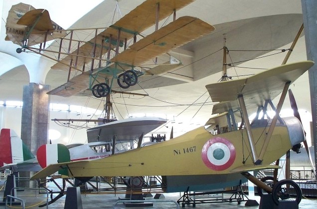 No pavilhão aeronaval do museu, estão expostos aviões antigos