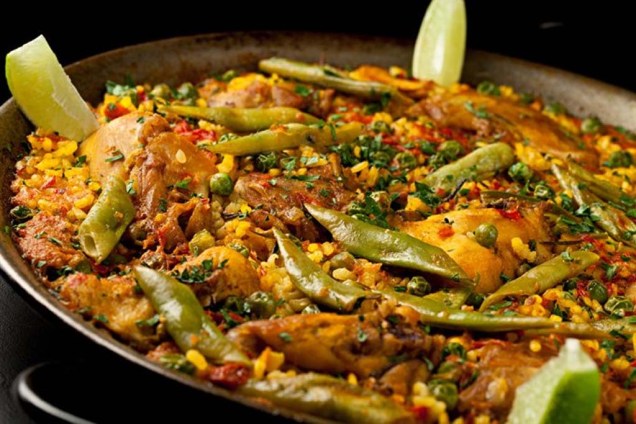 Paella com carne de frango e coelho, legumes, arroz espanhol de açafrão do bar Entretapas, no Rio de Janeiro
