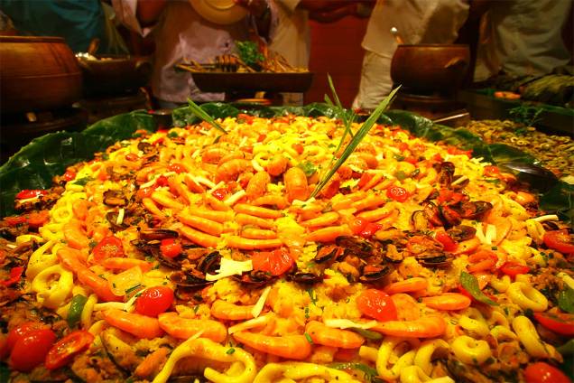 <strong><a href="https://viajeaqui.abril.com.br/estabelecimentos/br-pe-fernando-de-noronha-restaurante-do-ze-maria-pousada" rel="Restaurante da Pousada do Zé Maria" target="_blank">Restaurante da Pousada do Zé Maria</a>, <a href="https://viajeaqui.abril.com.br/cidades/br-pe-fernando-de-noronha" rel="Fernando de Noronha" target="_self">Fernando de Noronha</a>, <a href="https://viajeaqui.abril.com.br/estados/br-pernambuco" rel="Pernambuco" target="_self">Pernambuco</a></strong> Localizado na pousada mais famosa de Noronha, conhecida pelo conforto e pelo atendimento cordial de seu anfitrião, o restaurante tem ambiente aberto em estilo praiano e atendimento descontraído. O cardápio é variado, sobretudo durante o Festival Gastronômico, promovido pelo próprio Zé Maria às quartas e sábados. Entre os destaques, está a gigantesca <em>paella</em> <em><a href="https://www.booking.com/city/br/fernando-de-noronha.pt-br.html?aid=332455&label=viagemabril-restaurantes-no-nordeste" rel="Veja preços de hotéis em Fernando de Noronha no Booking.com" target="_blank">Veja preços de hotéis em Fernando de Noronha no Booking.com</a></em> <strong><a href="https://viajeaqui.abril.com.br/estabelecimentos/br-pe-fernando-de-noronha-restaurante-do-ze-maria-pousada" rel="Restaurante da Pousada do Zé Maria" target="_blank">Restaurante da Pousada do Zé Maria</a>, <a href="https://viajeaqui.abril.com.br/cidades/br-pe-fernando-de-noronha" rel="Fernando de Noronha" target="_self">Fernando de Noronha</a>, <a href="https://viajeaqui.abril.com.br/estados/br-pernambuco" rel="Pernambuco" target="_self">Pernambuco</a></strong> Localizado na pousada mais famosa de Noronha, conhecida pelo conforto e pelo atendimento cordial de seu anfitrião, o restaurante tem ambiente aberto em estilo praiano e atendimento descontraído. O cardápio é variado, sobretudo durante o Festival Gastronômico, promovido pelo próprio Zé Maria às quartas e sábados. Entre os destaques, está a gigantesca <em>paella</em> <em><a href="https://www.booking.com/city/br/fernando-de-noronha.pt-br.html?aid=332455&label=viagemabril-restaurantes-no-nordeste" rel="Veja preços de hotéis em Fernando de Noronha no Booking.com" target="_blank">Veja preços de hotéis em Fernando de Noronha no Booking.com</a></em>