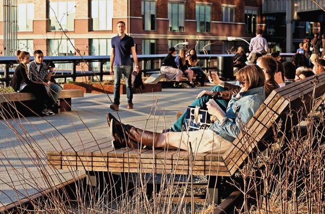 Para se sentir um novaiorquinho, a dica é pegar um livro, acomodar-se nos bancos estilosos do High Line Park e esperar o sol se por