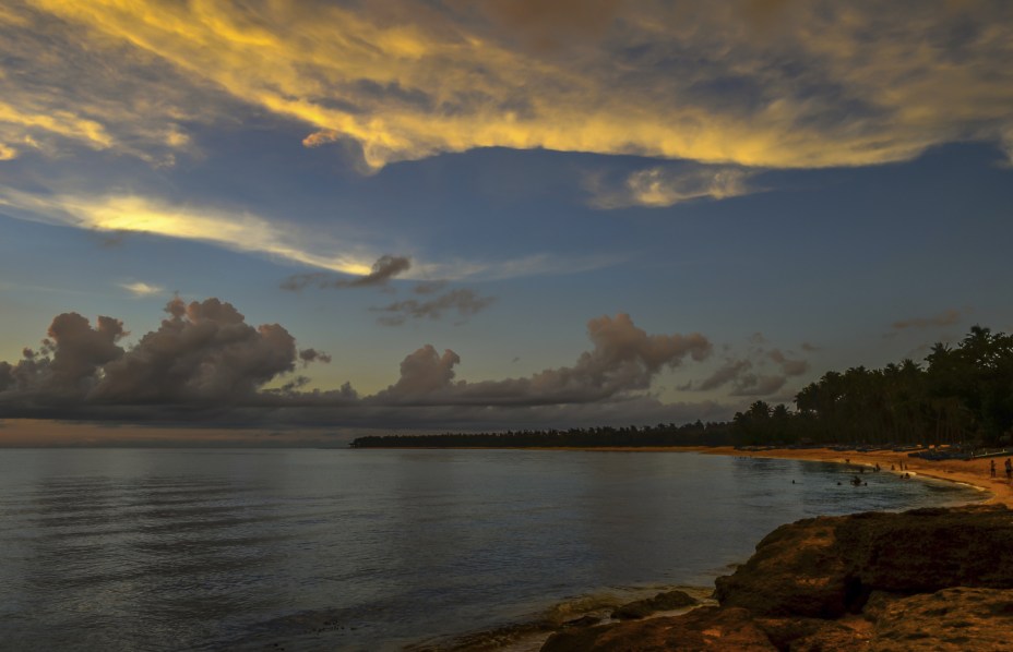 <strong>Pagudpud Beach, Ilocos, Filipinas</strong>    O mar incrivelmente límpido e a areia branca tornam essa praia extremamente atraente. Ela está entre as mais visitadas pelos turistas que visitam as Filipinas, e por isso mesmo, tem boa estrutura hoteleira    <em><a href="https://www.booking.com/region/ph/ilocos-region.pt-br.html?aid=332455&label=viagemabril-praias-da-malasia-tailandia-indonesia-e-filipinas" rel="Veja preços de hotéis na região de Ilocos no Booking.com" target="_blank">Veja preços de hotéis na região de Ilocos no Booking.com</a></em>