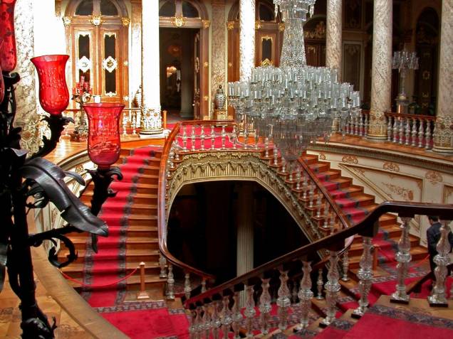 A famosa escadaria de cristais Baccarat do Palácio Dolmabahce