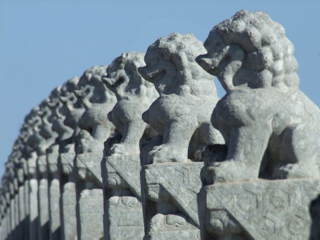 Figuras sobre ponte do lago Kunming no Palácio de Verão