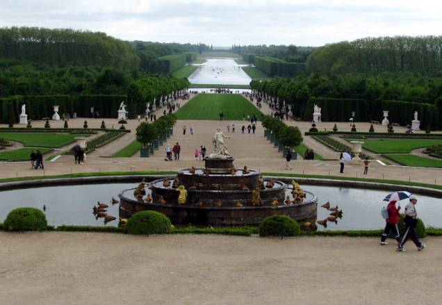 Vista geral dos amplos jardins e bosques de Versailles