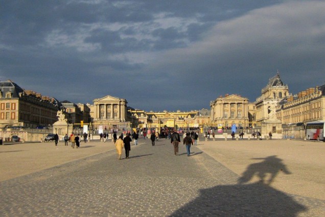A primeira visão de quem visita o Palácio de Versalhes. A sombra à direita é da estátua equestre de Luis XIV