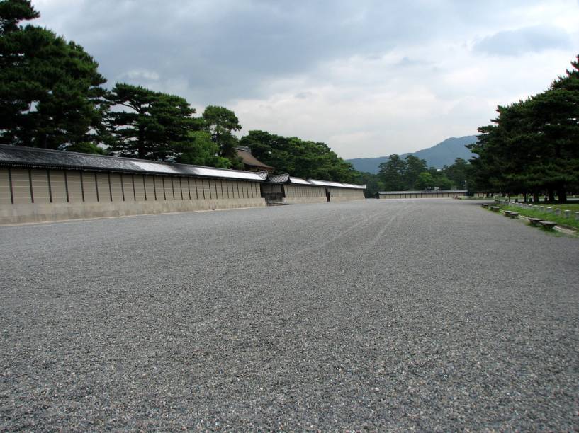O Palácio Imperial de Kyoto é uma mistaura de amplos espaços e edificações históricas, muitas das quais não abertas à visitação