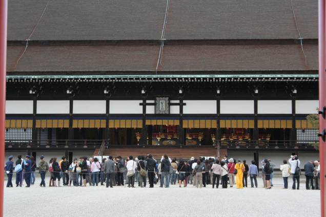 Turistas visitando o Palácio Imperial de Kyoto, sede do governo japonês por mais de mil anos Turistas visitando o Palácio Imperial de Kyoto, sede do governo japonês por mais de mil anos
