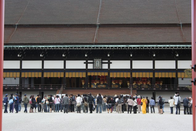 Turistas visitando o Palácio Imperial de Kyoto, sede do governo japonês por mais de mil anos