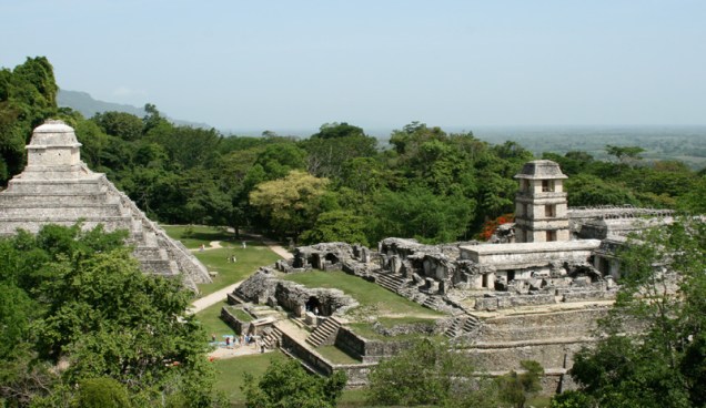 <strong>Palenque</strong><br />Patrimônio da Humanidade desde 1987, foi uma das cidades maias mais influentes no período clássico tardio, ao lado das também grandiosas <a href="https://viajeaqui.abril.com.br/estabelecimentos/guatemala-cidade-da-guatemala-atracao-parque-nacional-tikal" rel="Tikal" target="_blank"><strong>Tikal</strong></a> (Guatemala) e Calakmul (México). Palenque teve seu apogeu entre os anos 600 e 800 d.C. e foi berço de uma das dinastias mais notáveis entre seus pares maias, encabeçada por Pakal, o Grande. A descoberta de sua tumba, em 1952, é até hoje considerada um dos achados arqueológicos mais relevantes da Mesoamérica