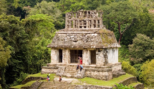 <strong>Palenque</strong><br />Seu declínio começa depois de 900 d.C., quando a cidade é abandonada e permanece encoberta pela selva por quase mil anos. Foi então "redescoberta" em 1784 e hoje é um dos sítios arqueológicos mais visitados do México. Fica no estado de Chiapas