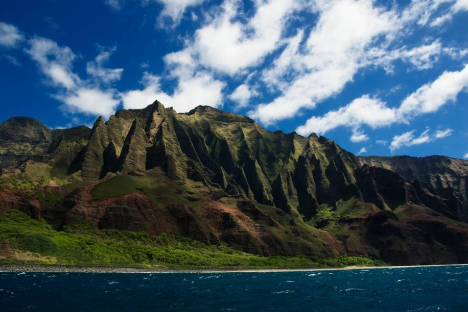 A costa de Na Pali, em Kauai, é um dos muitos atrativos no arquipélago do <a href="https://viagemeturismo.abril.com.br/cidades/honolulu-3/">Havaí</a>. Da cultural única ao mundo do surfe, de praias espetaculares ao espírito do aloha, este é um destino turístico por excelência A costa de Na Pali, em Kauai, é um dos muitos atrativos no arquipélago do <a href="https://viagemeturismo.abril.com.br/cidades/honolulu-3/">Havaí</a>. Da cultural única ao mundo do surfe, de praias espetaculares ao espírito do aloha, este é um destino turístico por excelência