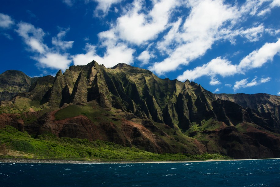 <strong>Na Pali Coast, Kauai, Havaí</strong> O dramático litoral noroeste da ilha de Kauai é uma área protegida melhor apreciada com voos turísticos de helicóptero. Não é muito barato, mas vale a pena. <a href="https://www.booking.com/searchresults.pt-br.html?aid=332455&lang=pt-br&sid=eedbe6de09e709d664615ac6f1b39a5d&sb=1&src=index&src_elem=sb&error_url=https%3A%2F%2Fwww.booking.com%2Findex.pt-br.html%3Faid%3D332455%3Bsid%3Deedbe6de09e709d664615ac6f1b39a5d%3Bsb_price_type%3Dtotal%26%3B&ss=Hava%C3%AD%2C+Estados+Unidos&ssne=Ilhabela&ssne_untouched=Ilhabela&checkin_monthday=&checkin_month=&checkin_year=&checkout_monthday=&checkout_month=&checkout_year=&no_rooms=1&group_adults=2&group_children=0&from_sf=1&ss_raw=Hava%C3%AD+&ac_position=0&ac_langcode=xb&dest_id=2996&dest_type=region&search_pageview_id=89a274aeac9d0126&search_selected=true&search_pageview_id=89a274aeac9d0126&ac_suggestion_list_length=8&ac_suggestion_theme_list_length=0&map=1" target="_blank" rel="noopener"><em>Busque hospedagens no Havaí no Booking.com</em></a>