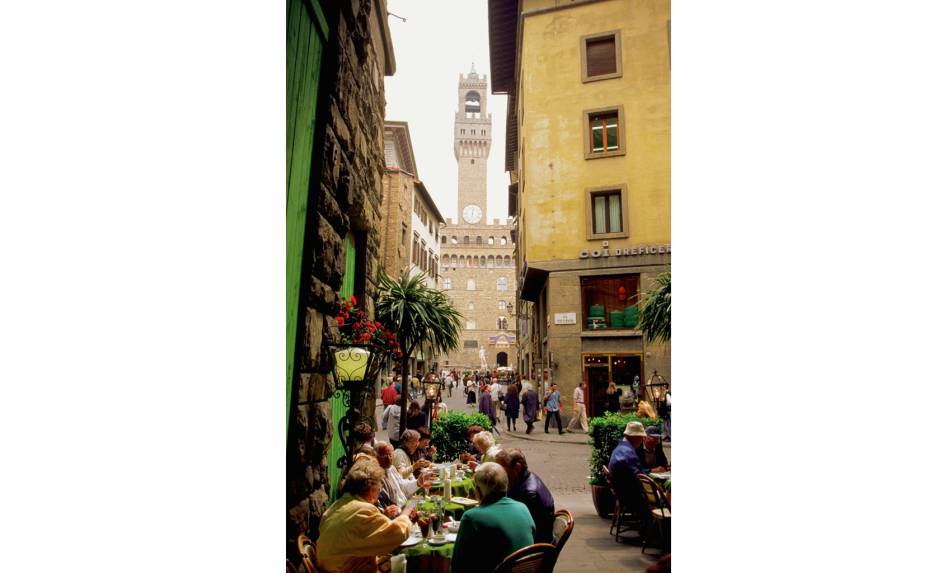 <a href="https://viajeaqui.abril.com.br/cidades/italia-florenca-firenze" rel="Florença, Itália"><strong>Florença, Itália</strong></a> - A pequena Florença, como outras famosas regiões italianas, é o que muitos chamam de cidade do bem viver, lugar onde a vida acontece num tempo próprio, longe da loucura e do corre-corre dos grandes centros urbanos. Soma-se a isso o fato de que em muitas ruas por lá não é permitido o fluxo de carro, ou quando liberados, os quatro-rodas nem sempre cabem no estreito espaço entre as calçadas, sempre abarrotadas de turistas e gente local. Na foto acima, a região próxima ao Palazzo Vecchio <a href="https://viajeaqui.abril.com.br/cidades/italia-florenca-firenze" rel="Florença, Itália"><strong>Florença, Itália</strong></a> - A pequena Florença, como outras famosas regiões italianas, é o que muitos chamam de cidade do bem viver, lugar onde a vida acontece num tempo próprio, longe da loucura e do corre-corre dos grandes centros urbanos. Soma-se a isso o fato de que em muitas ruas por lá não é permitido o fluxo de carro, ou quando liberados, os quatro-rodas nem sempre cabem no estreito espaço entre as calçadas, sempre abarrotadas de turistas e gente local. Na foto acima, a região próxima ao Palazzo Vecchio