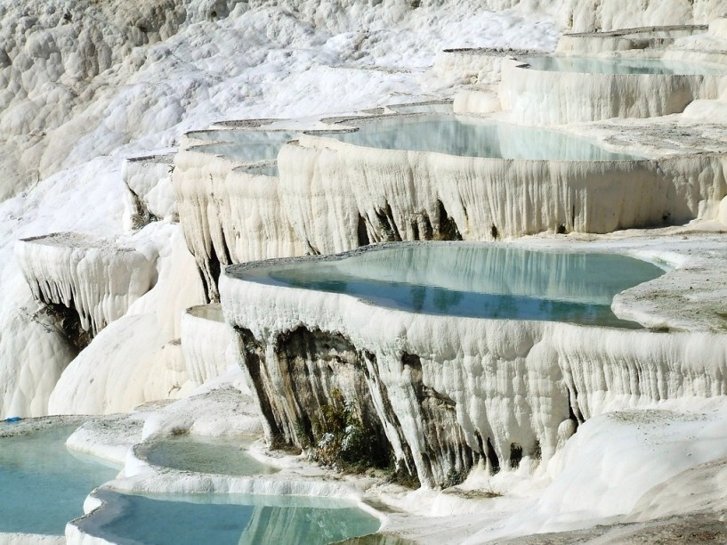 <strong>Pamukkale, Turquia</strong> O "castelo de algodão" fica a sudoeste da <a href="https://viajeaqui.abril.com.br/paises/turquia">Turquia</a>, aos pés do antigo spa romano de Hierápolis. O aspecto histórico combinado às formações de travertino garantiram ao local o reconhecimento com o Patrimônio Mundial da Unesco.<a href="https://www.booking.com/searchresults.pt-br.html?aid=332455&lang=pt-br&sid=eedbe6de09e709d664615ac6f1b39a5d&sb=1&src=index&src_elem=sb&error_url=https%3A%2F%2Fwww.booking.com%2Findex.pt-br.html%3Faid%3D332455%3Bsid%3Deedbe6de09e709d664615ac6f1b39a5d%3Bsb_price_type%3Dtotal%26%3B&ss=Turquia&ssne=Ilhabela&ssne_untouched=Ilhabela&checkin_monthday=&checkin_month=&checkin_year=&checkout_monthday=&checkout_month=&checkout_year=&no_rooms=1&group_adults=2&group_children=0&from_sf=1&ss_raw=Turquia&ac_position=0&ac_langcode=xb&dest_id=215&dest_type=country&search_pageview_id=1ac371ece96c00e5&search_selected=true&search_pageview_id=1ac371ece96c00e5&ac_suggestion_list_length=2&ac_suggestion_theme_list_length=0" target="_blank" rel="noopener"><em> Busque hospedagens na Turquia no Booking.com</em></a>