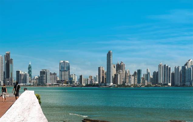 O skyline moderno de uma Cidade do Panamá em expansão