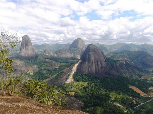 No foto, o Monumento Nacional dos Pontões Capixabas visto do alto dos 720 metros da pedra do Camelo No foto, o Monumento Nacional dos Pontões Capixabas visto do alto dos 720 metros da pedra do Camelo