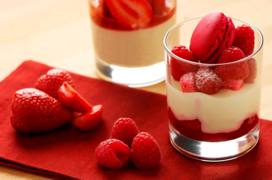 <strong>Panna Cotta, Itália</strong>    Originária do Piemonte, no norte da <a href="https://viajeaqui.abril.com.br/paises/italia" rel="Itália" target="_blank">Itália</a>, a panna cotta é um cruzamento entre um pudim e uma musse, mas seu diferencial é o uso de creme de leite – de preferência, bem gordo. Servido gelado, vai acompanhado de cremes ou caldas de frutas.