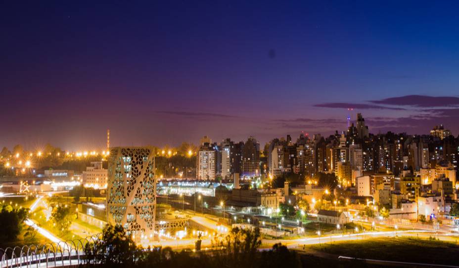 Córdoba é a segunda cidade mais importante da Argentina. Do alto, é possível ter uma visão do Centro e da região de Nueva Córdoba, com o vislumbre da Puente del Bicentenario, que cruza o Rio Suquía, da nova casa do governo, do Parque Sarmiento e do Faro del Bicentenario