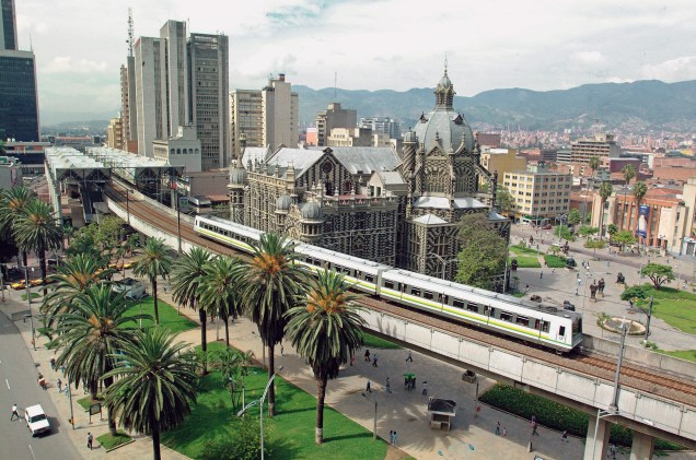 <strong>Medellín</strong>                Cosmopolita, Medellín está entre as maiores cidades da <a href="https://viajeaqui.abril.com.br/paises/colombia" rel="Colômbia" target="_blank">Colômbia</a>. Suas recentes reformas estruturais a colocaram ainda mais na rota dos turistas graças à construção de bibliotecas, parques e aumento de opções de transporte público                <em><a href="https://www.booking.com/city/co/medellin.pt-br.html?aid=332455&label=viagemabril-cenarios-da-colombia" rel="Veja preços de hotéis em Medellín no Booking.com" target="_blank">Veja preços de hotéis em Medellín no Booking.com</a></em>