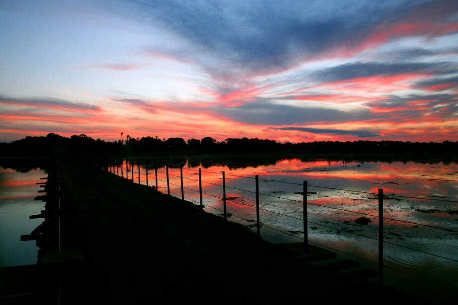 Pôr do sol no Refúgio Ecológico Caiman, em Miranda, MS