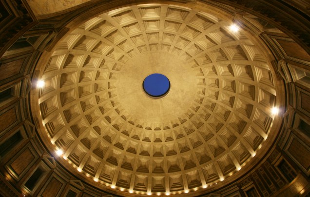 <strong>2. Panteão: </strong>O <a href="https://viajeaqui.abril.com.br/estabelecimentos/italia-roma-atracao-pantheon-panteao" target="_self"><strong>Panteão </strong></a>ostenta uma abertura na enorme cúpula de concreto de 44 metros de diâmetro, o oculus, que permite a passagem da luz do Sol