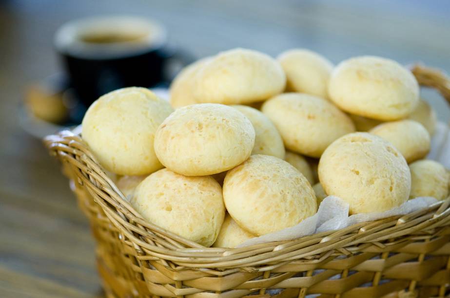 <strong>Pão de Queijo</strong><br /><br />Delícia mineira, o pão de queijo já ganhou status de comidinha nacional. A qualidade, entretanto, varia bastante – quem nunca se decepcionou com um pão de queijo que mais parece um quebra-queixo? Para provar um legítimo mineirinho, vá ao <a href="https://viajeaqui.abril.com.br/estabelecimentos/br-mg-belo-horizonte-restaurante-verdemar" rel="Verdemar Supermercado & Padaria"><strong>Verdemar Supermercado & Padaria</strong></a>, em <a href="https://viajeaqui.abril.com.br/cidades/br-mg-belo-horizonte" rel="Belo Horizonte">Belo Horizonte</a>, pague R$ 2. Você pode achar o pão pequeno, mas não sairá arrependido depois de chegar ao recheio de queijo de minas. <strong>Pão de Queijo</strong><br /><br />Delícia mineira, o pão de queijo já ganhou status de comidinha nacional. A qualidade, entretanto, varia bastante – quem nunca se decepcionou com um pão de queijo que mais parece um quebra-queixo? Para provar um legítimo mineirinho, vá ao <a href="https://viajeaqui.abril.com.br/estabelecimentos/br-mg-belo-horizonte-restaurante-verdemar" rel="Verdemar Supermercado & Padaria"><strong>Verdemar Supermercado & Padaria</strong></a>, em <a href="https://viajeaqui.abril.com.br/cidades/br-mg-belo-horizonte" rel="Belo Horizonte">Belo Horizonte</a>, pague R$ 2. Você pode achar o pão pequeno, mas não sairá arrependido depois de chegar ao recheio de queijo de minas.