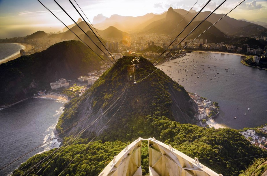 <strong>2. <a href="https://viajeaqui.abril.com.br/estabelecimentos/br-rj-rio-de-janeiro-atracao-pao-de-acucar" rel="Pão de Açúcar" target="_blank">Pão de Açúcar</a></strong>            Bondinhos fazem o transporte; e no meio do caminho, é possível ter visões panorâmicas deslumbrantes como a da foto. O passeio é cinco estrelas principalmente por causa do visual estonteante