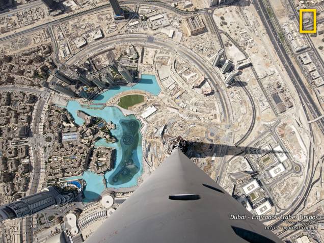 Do topo do edifício mais alto do mundo - o Burj Khalifa, com 164 andares e 828 metros de altura - se nota a história de Dubai. As áreas ocupadas refletem o desenvolvimento; as abertas são restos do passado.