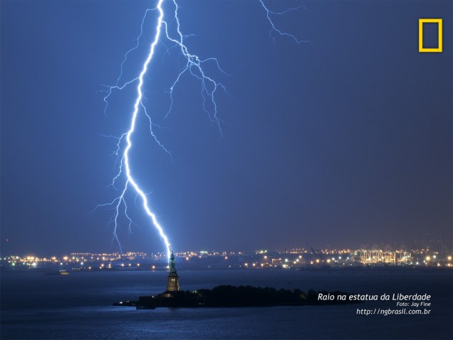 Sob uma tempestade de relâmpagos, a estátua da Liberdade destaca-se das luzes da costa de Nova Jersey. Embora este raio não tenha atingido o monumento, estima-se que isso ocorra algumas vezes a cada ano.