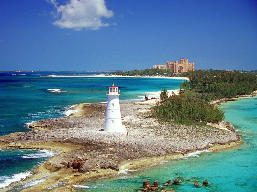 <a href="http://bit.ly/sa_nch" rel="SANCHAT TOUR" target="_blank"><strong>SANCHAT TOUR</strong></a><strong>O QUE ELA FAZ POR VOCÊ: </strong>Manja tudo de América Central e Caribe.<strong>PACOTES: </strong>Arquipélago de incontáveis belezas, <a href="http://viajeaqui.abril.com.br/paises/bahamas" rel="Bahamas" target="_blank">Bahamas</a> tem em Paradise Island, a uma ponte de <a href="http://viajeaqui.abril.com.br/cidades/bahamas-nassau" rel="Nassau" target="_blank">Nassau</a> (a capital), sua ilha de all-inclusive. No <a href="http://riu.com" rel="Riu" target="_blank">Riu</a>, as sete noites saem por US$ 2 969. Cayo Santa María, em <a href="http://viajeaqui.abril.com.br/paises/cuba" rel="Cuba" target="_blank">Cuba</a>, é menos popular que <a href="http://viajeaqui.abril.com.br/cidades/cuba-varadero" rel="Varadero" target="_blank">Varadero</a>, mas sobra em tranquilidade. Por lá, sete noites all-inclusive no resort da bandeira <a href="http://melia.com" rel="Sol" target="_blank">Sol</a> custam US$ 1 661.