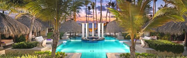 <strong><a href="http://www.melia.com/en/hotels/dominican-republic/punta-cana/paradisus-palma-real-golf-and-spa-resort/index.html?codigoHotel=5910" rel="Paradisus Palma Real Resort" target="_blank">Paradisus Palma Real Resort</a> – <a href="http://viajeaqui.abril.com.br/paises/republica-dominicana" rel="República Dominicana" target="_blank">República Dominicana</a></strong>Acomodações 5 estrelas à beira-mar com serviço de mordomo personalizado para cada hóspede. O principal destaque gastronômico deste mega-hotel é o chef Martin Berastegui, que tem sete estrelas Michelin no currículo e é considerado um dos melhores chefs do mundo! A conta de seu restaurante é adicional ao valor da diária, porém outras ofertas gastronômicas estão inclusas e têm atendimento 24h. Atividades aquáticas incluídas vão do caiaque à vela e excursões para observação de golfinhos. O resort também tem aulas de cozinha japonesa e de dança, além de bar com drinks ilimitados. O The Reserve que fica dentro do Palma Real (e está nesta lista) é perfeito para famílias com crianças<a href="http://www.booking.com/hotel/do/paradisus-palma-real-resort.pt-br.html?aid=332455&label=viagemabril-resortscaribeallinclusive" rel="Reserve a sua hospedagem nesse resort através do Booking.com" target="_blank"><em>Reserve a sua hospedagem nesse resort através do Booking.com</em></a>