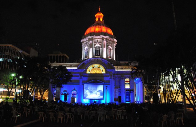 Sessão de cinema ao ar livre no Panteão Nacional dos Heróis, em Assunção