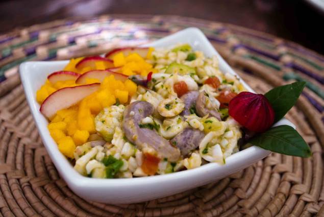 A entrada sugerida para o jantar no <a href="http://viajeaqui.abril.com.br/estabelecimentos/br-ba-salvador-restaurante-paraiso-tropical-001" rel="Paraíso Tropical"><strong>Paraíso Tropical</strong></a>, casa estrelada pelo GUIA QUATRO RODAS, é a salada Duka Maturi - lâminas de coco verde, pedaços de coco de oulicuri, manga e biribiri